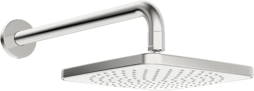 Kopfbrause aus Chrom, montiert an einem Wandarm, mit flächiger, gleichmäßiger Düse. Design von HANSA, geeignet für die Installation in Duschräumen.
